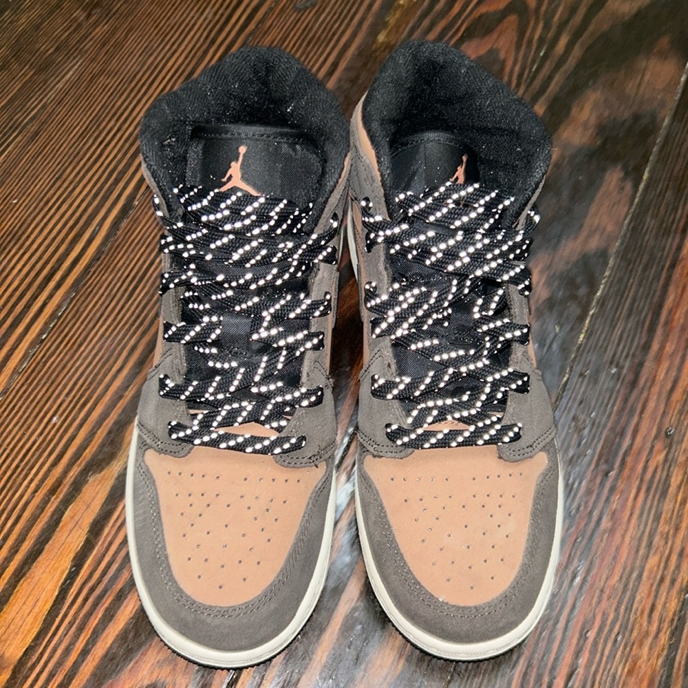 AIR JORDAN 1 MID SE GS EARTH TONE…..SIZE 6 IN BOYS